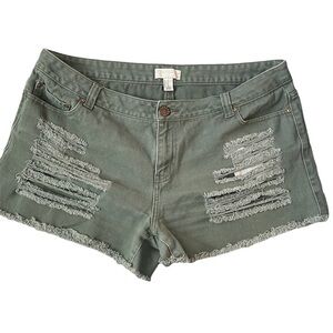 FIREVER 21 SHORTS SIZE 14  GREEN DISTRESSED